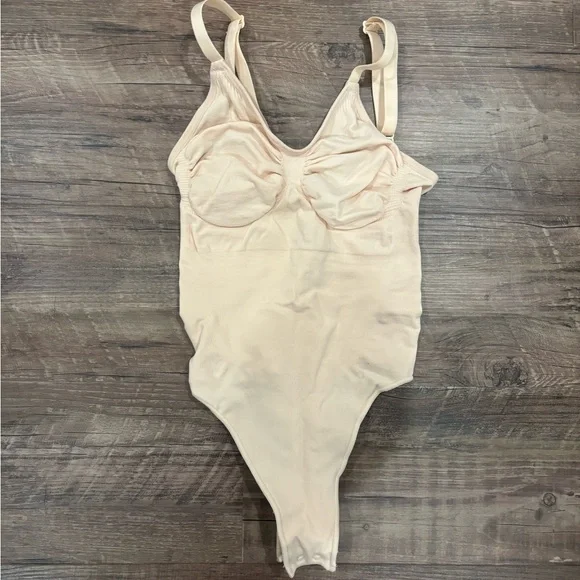 Skims sculpting thong bodysuit in size S/M. Brand new. Never worn in box. - Picture 4 of 4